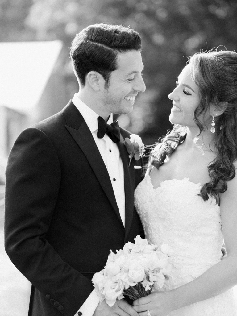 Elegant wedding photography in classic black and white - photo