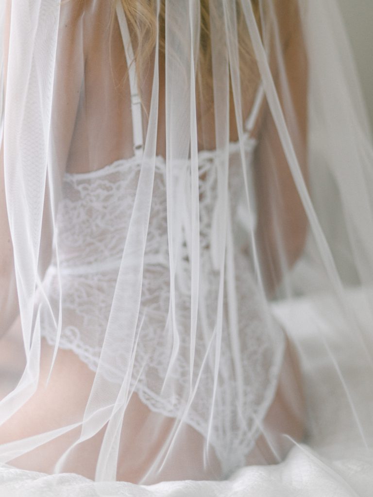 Soft and feminine boudoir photography